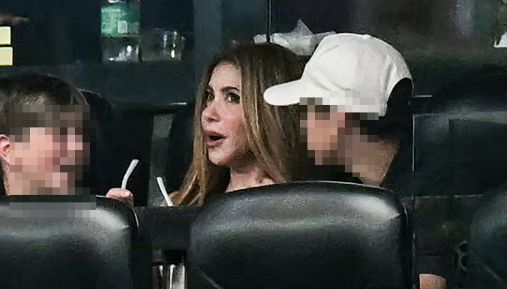 Shakira manda baci e saluta durante Argentina-Austria, l'ovazione supera i festeggiamenti per Messi