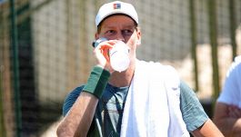 Il meteo conforta Sinner, Wilander no: "A Wimbledon rischia grosso". Jannik fa attendere Pegula e ispira Paolini