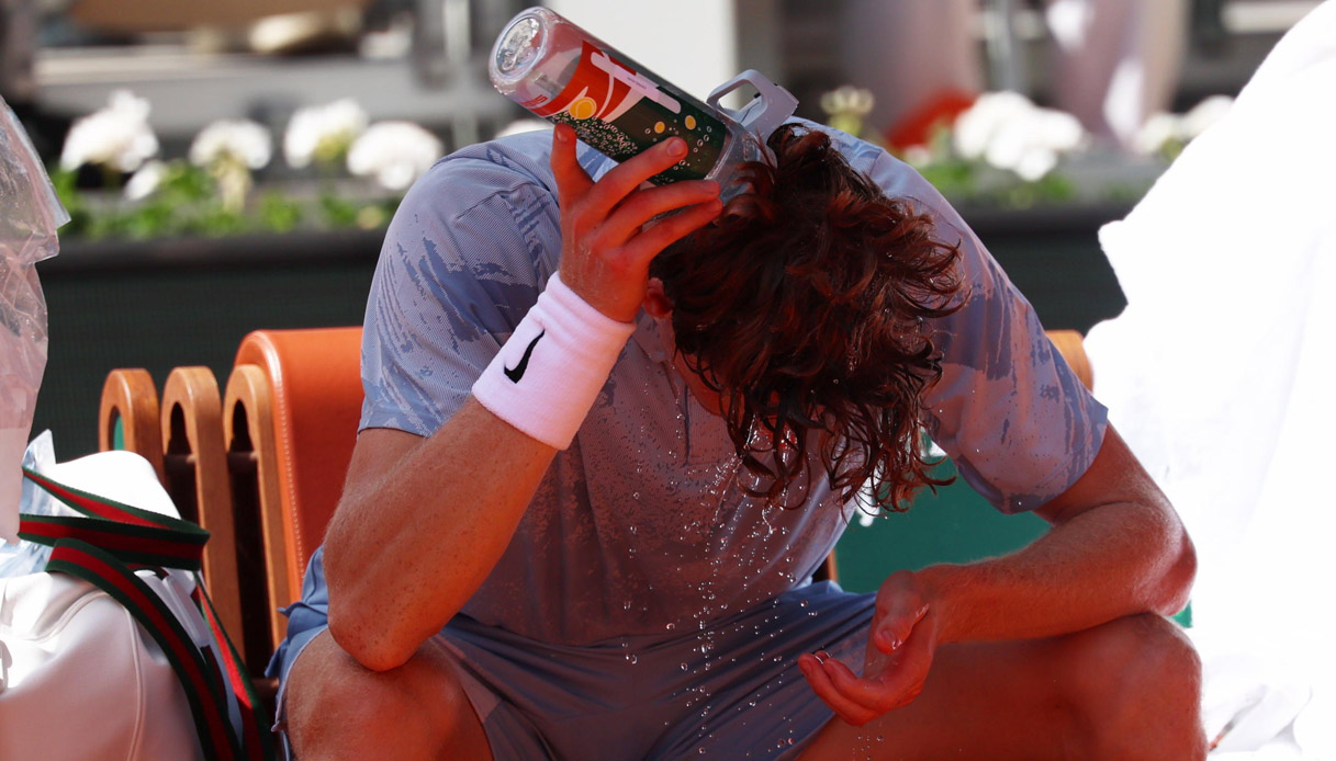 Disidratazione e idratazione in allenamento, dopo il caso Sinner al Roland Garros: il parere degli esperti ANSISA e le 5 fake news