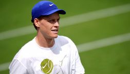Sinner verso Wimbledon col metodo Djokovic: perché Jannik come Nole preferisce il cemento all'erba