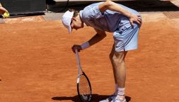 Sinner alle 12 al Roland Garros, Mauresmo fa chiarezza: il retroscena sulla decisione che ha mandato Jannik ko