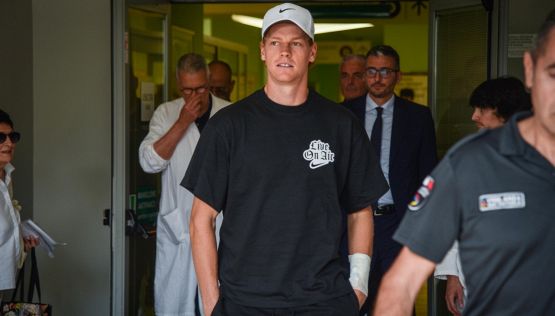 Sinner al San Raffaele, cosa cercano i medici e il ruolo di Laila. Rusedski sospetta: "Ce l'ha dall'Australia"