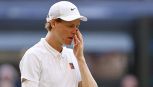 Sinner sbaglia un colpo e fa ridere tutti gli amici: Jannik e Cahill testano l'erba di Wimbledon, ma a golf
