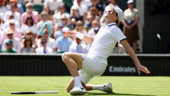 Paura a Wimbledon, Sinner scivola: smorfia di dolore, pubblico in ansia e la scarpa insaguinata