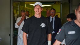 Sinner esce dal San Raffaele di Milano con il prof. Zangrillo