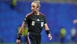 Tori Penso riscrive la storia del Mondiale guidando una terna tutta al femminile più VAR donna