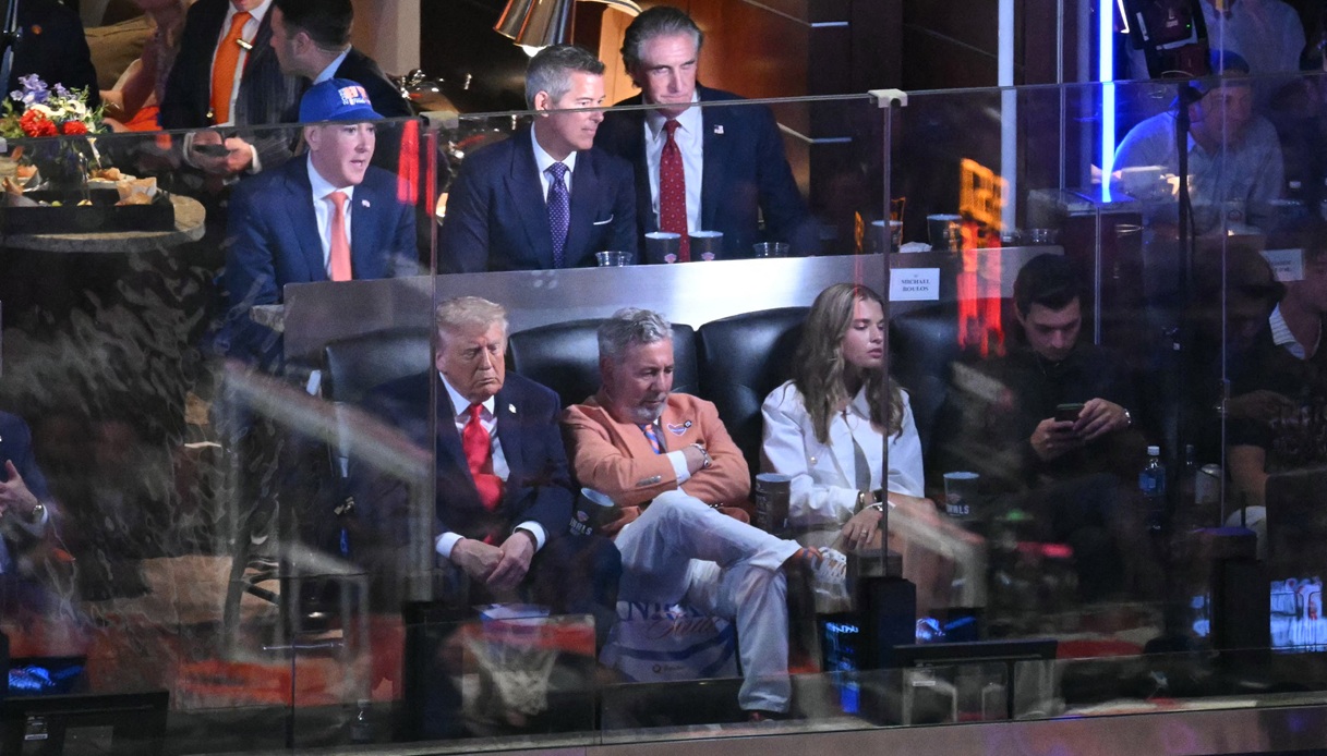 https://wips.plug.it/cips/sport.virgilio.it/cms/2026/06/trump-dorme.jpg