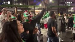 Tifosi del Messico in delirio per la qualifica agli ottavi del Mondiale