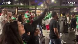 Tifosi del Messico in delirio per la qualifica agli ottavi del Mondiale