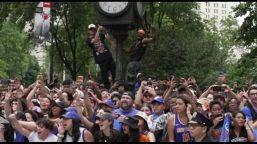 New York pazza per i Knicks: migliaia alla parata per i campioni Nba