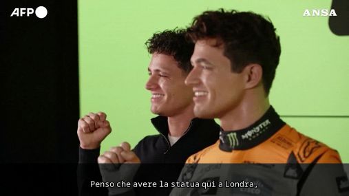 Lando Norris "incontra" la sua statua di cera a Londra: "E' il luogo perfetto"