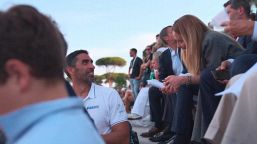 Roma, Meloni al Settecolli tra selfie e strette di mano