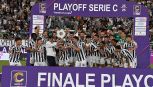 Finale playoff Serie C, la festa dell’Ascoli per il ritorno in Serie B dopo il netto 3-0 al Brescia