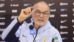Mondiali, l’Uruguay di Bielsa bloccato a Miami: imbarazzo FIFA. Ma i tifosi sognano come con l’ex Inter Forlan