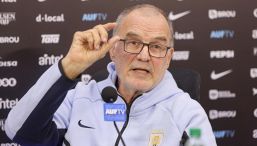 Mondiali, l’Uruguay di Bielsa bloccato a Miami: imbarazzo FIFA. Ma i tifosi sognano come con l’ex Inter Forlan