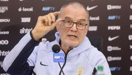 Mondiali, l’Uruguay di Bielsa bloccato a Miami: imbarazzo FIFA. Ma i tifosi sognano come con l’ex Inter Forlan