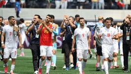 Mondiali, l’Iran conquista Los Angeles: l’abbraccio in campo e il messaggio negli spogliatoi. Cosa significano gli hashtag #168 #minab