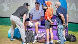 Zverev, brusco risveglio ad Halle: accusa un malanno, recupera, poi s'arrende a Fritz. Sinner è un'altra cosa