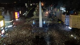 Lautaro e Messi scatenano il delirio: Atlanta come Baires, tifosi impazziti