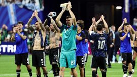Spagna-Argentina, la carica dei campioni: 'Per Maradona, per le Malvinas e per Messi'. Da brividi