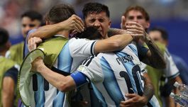 Argentina-Egitto 3-2: rimonta clamorosa, Var e Messi in lacrime, la Scaloneta non muore proprio mai