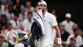 Berrettini saluta Wimbledon, Dimitrov frigna per il tetto chiuso ma lo batte al 5°: lacrime per tutti e due