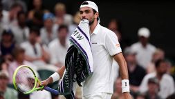 Berrettini saluta Wimbledon, Dimitrov frigna per il tetto chiuso ma lo batte al 5°: lacrime per tutti e due