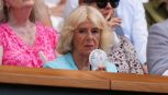 La Regina Camilla opta per un outfit perfetto per Wimbledon che sfida Kate Middleton, ma cede sul ventilatore