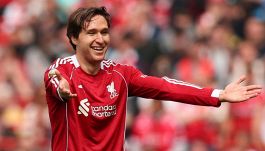 Federico Chiesa manda un messaggio a Juventus e Como: l’annuncio sul futuro al Liverpool e il retroscena su Slot