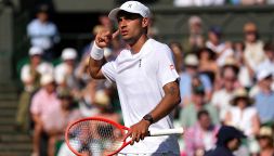 Cobolli flop con Fery a Wimbledon per "mancanza d'umiltà" e "troppa pressione". Il battibecco con papà Stefano