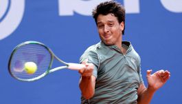 ATP Estoril, pazzo Darderi: rimonta da 2-6 2-5, ribalta Faria e va in semifinale con Blockx (e Rublev è fuori)