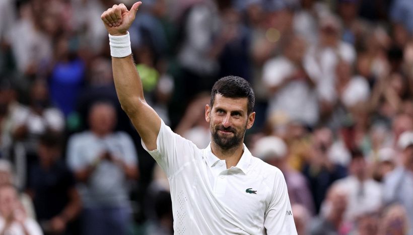 Djokovic fa paura, Tsitsipas travolto a Wimbledon. Il greco snobba Badosa e attacca il padre: "Che sollievo"