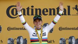 Evenepoel domina la crono ma dice: "Non penso a battere Pogacar, mi basta essergli vicino". Lipowitz cade e si ritira, male Ganna