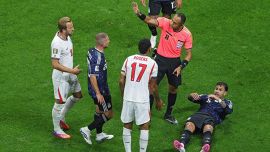 Inghilterra-Argentina, moviola: l’arbitro amico di Messi non si smentisce tra risse, gioco duro e pochi gialli, cosa ha fatto Di Bello al Var
