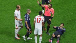 Inghilterra-Argentina, moviola: l’arbitro amico di Messi non si smentisce tra risse, gioco duro e pochi gialli, cosa ha fatto Di Bello al Var