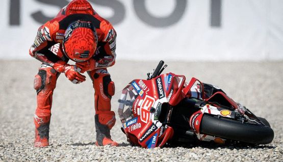 Gp Germania libere: lampo Raul Fernandez, Marquez 2° con caduta ma è allarme buca in curva 3. Bagnaia fatica
