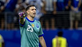 La Juventus non ha l’accordo con Dibu Martinez e l’Aston Villa: lo stallo fa gioco a Guglielmo Vicario  