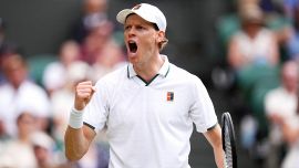 Sinner, McEnroe spegne l’allarme: “È ancora il favorito a Wimbledon”. Courier manda Jannik a scuola da Alcaraz