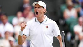 Sinner, McEnroe spegne l’allarme: “È ancora il favorito a Wimbledon”. Courier manda Jannik a scuola da Alcaraz