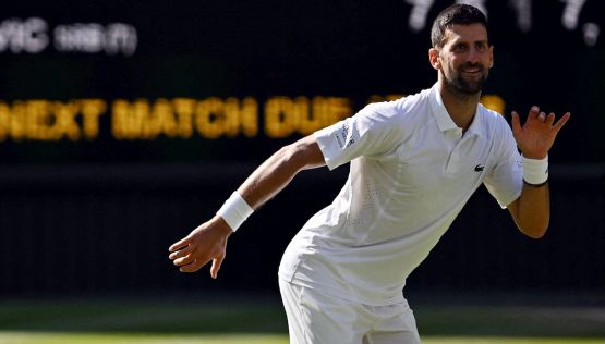 Djokovic show contro Rinderknech: la folle doppia caduta sul match point e l’esultanza di Nole che imbarazza il figlio