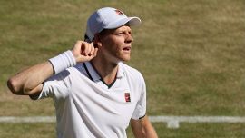 Sinner in crescita a Wimbledon, ma Jannik non scaccia i dubbi: il gesto insolito per reagire alle difficoltà