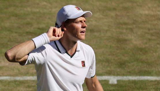 Sinner in crescita a Wimbledon, ma Jannik non scaccia i dubbi: il gesto insolito per reagire alle difficoltà