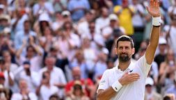 Wimbledon, Djokovic infinito: Nole soffre ma batte Safiullin, strappa un record a Federer e avvisa Sinner