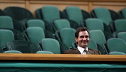 Wimbledon, Federer tutto solo nel Royal Box: l’immagine di Re Roger durante Zverev-Lehecka fa il giro del web