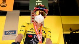 Tour de France, la scelta sorprendente di Vingegaard: perché la maglia gialla indossa la mascherina, il rischio da evitare