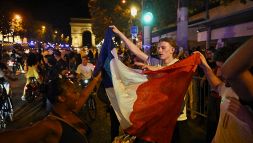 Francia-Marocco: Mbappè fa esplodere Parigi, fuochi d'artificio, cori, balli e bandiere in tutto il paese