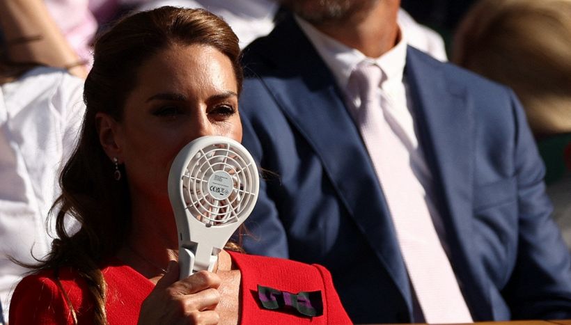 Kate combatte il caldo con il ventilatore portatile