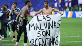“Las Malvinas son Argentinas”, con l’Inghilterra non finisce al 90’: Messi e compagni scatenano il caso politico
