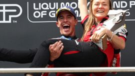 Marquez scatenato: fa la Viking Row per il titolo e porta in trionfo Laura 'Lalla' Beretta. Chi è la SMM Ducati