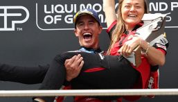 Marquez scatenato: fa la Viking Row per il titolo e porta in trionfo Laura "Lalla" Beretta. Chi è la SMM Ducati
